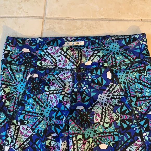 Forever21 Cropped Leggings with Aztec Print (M) - Picture 4 of 4